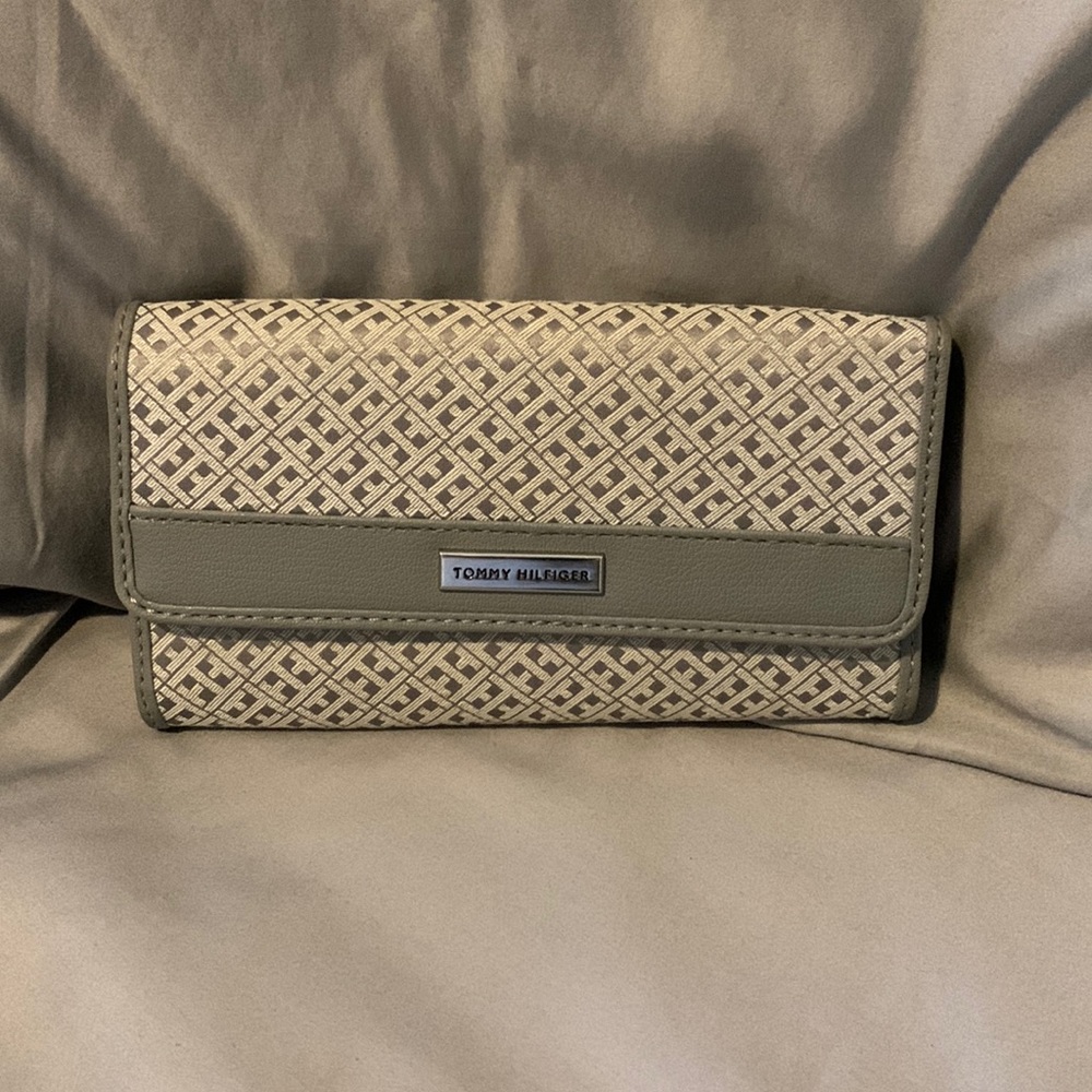 Tommy Hilfiger tri-fold wallet EUC